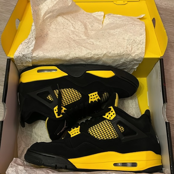 Jordan 4 yellow thunder - Picture 3 of 4